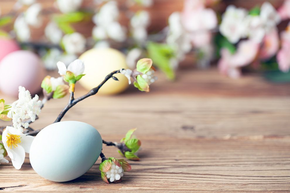 Osterei und Palmzweig