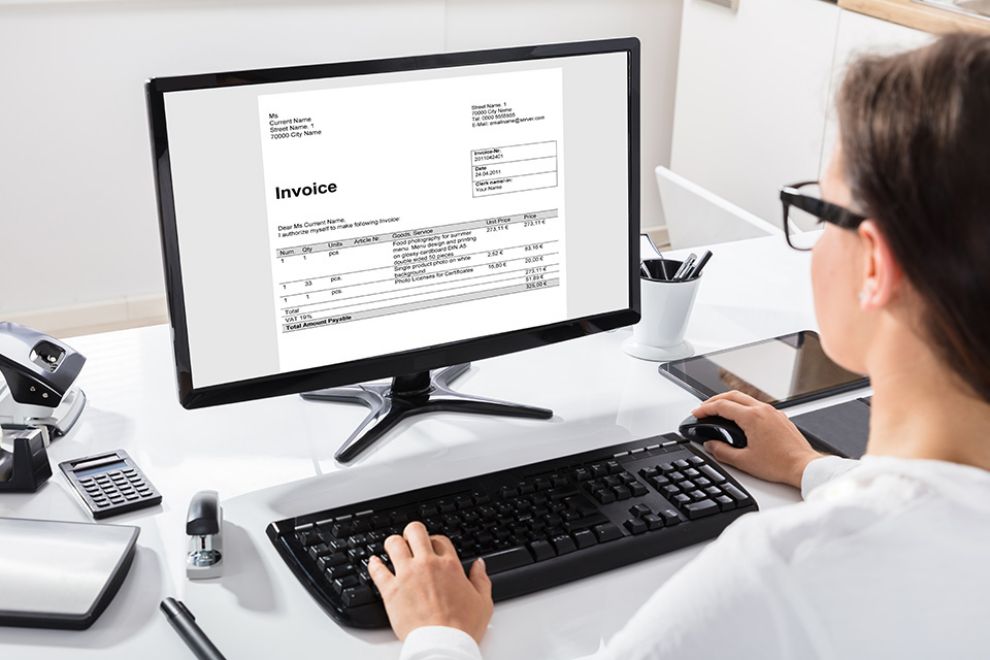 Frau arbeitet am PC